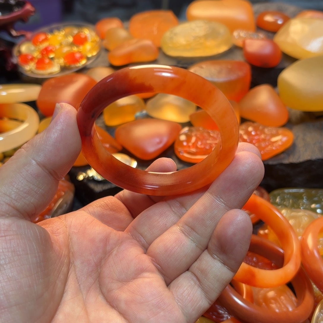 石英质玉手镯未镶嵌蝶***浓