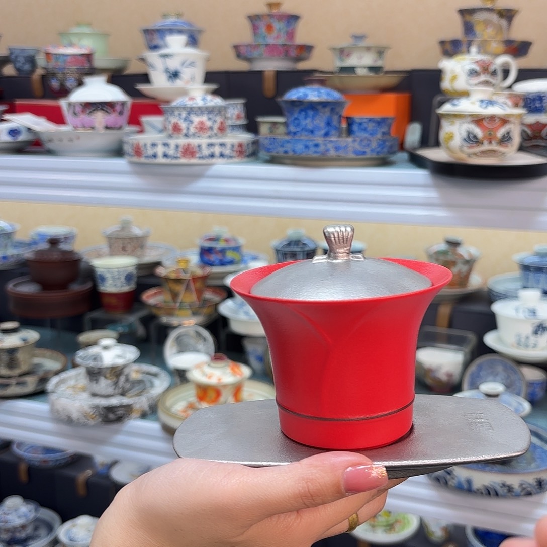 盖碗里放入适量的水