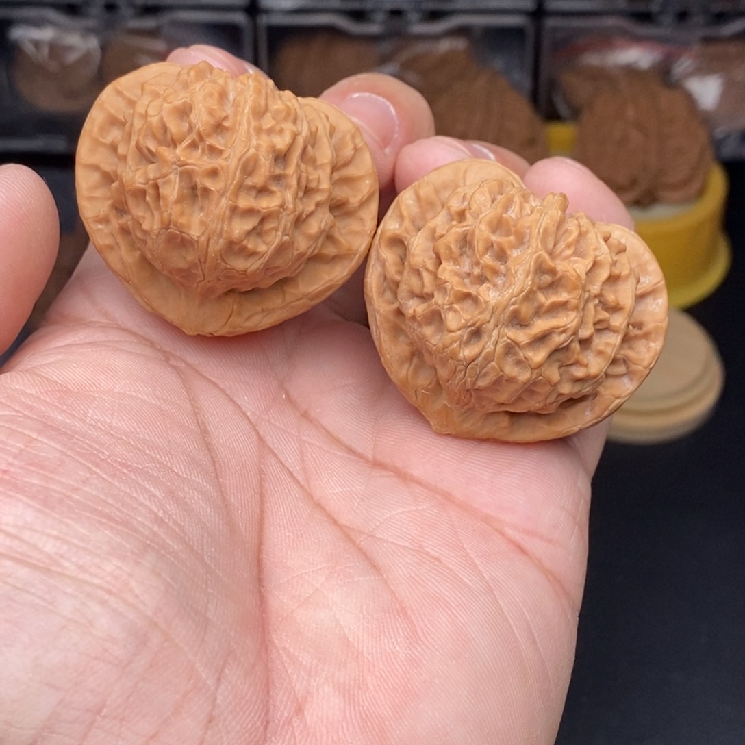 核桃把件 42左右宫灯