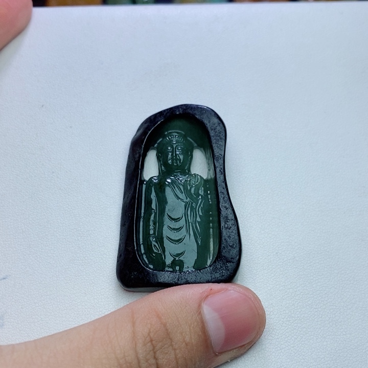 翡翠未镶嵌颈饰人