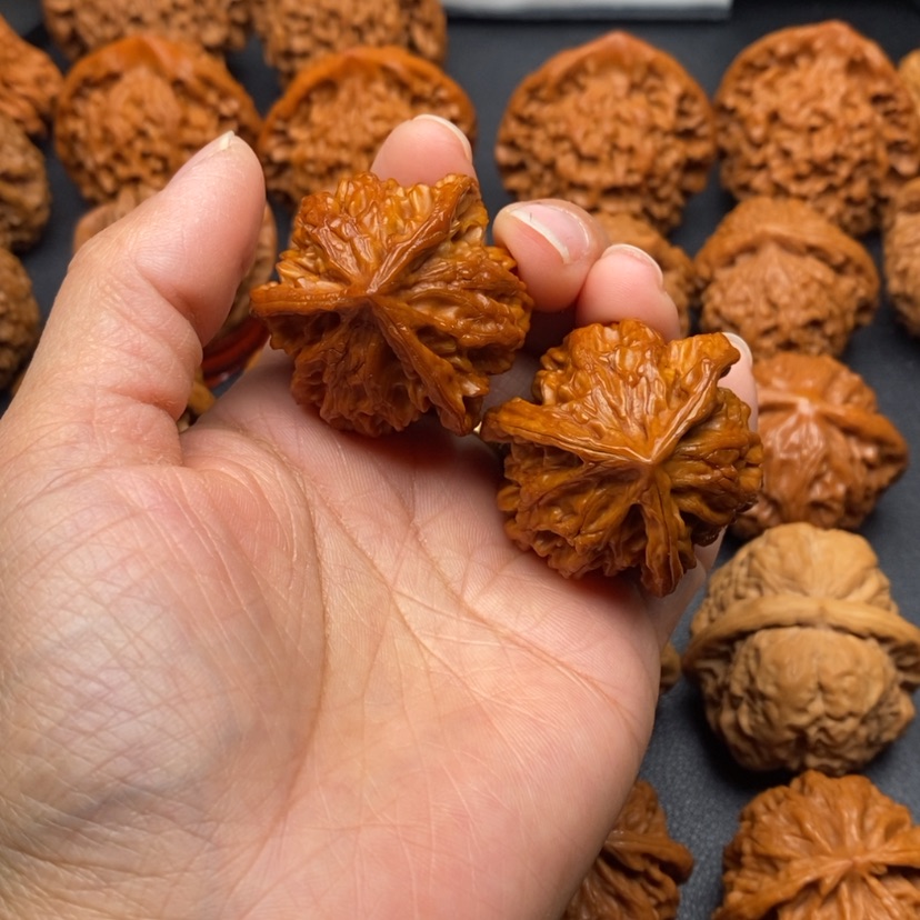 【闪购商品】文玩核桃把件与**伴三棱