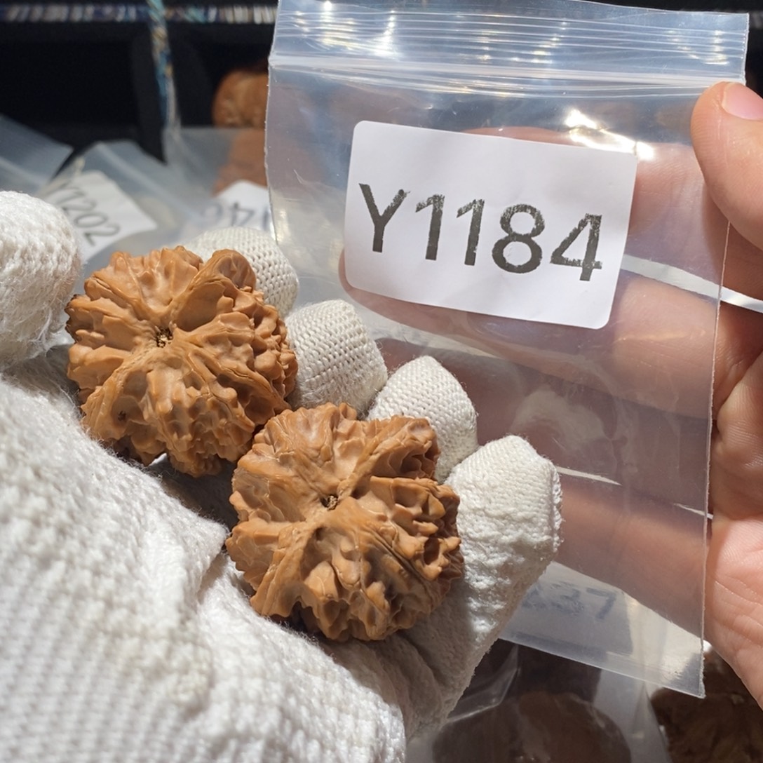 我***在文玩核桃吊坠苹果