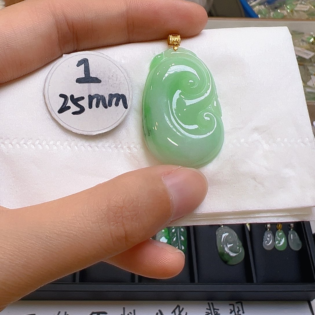 翡翠颈饰18K金镶嵌翡翠