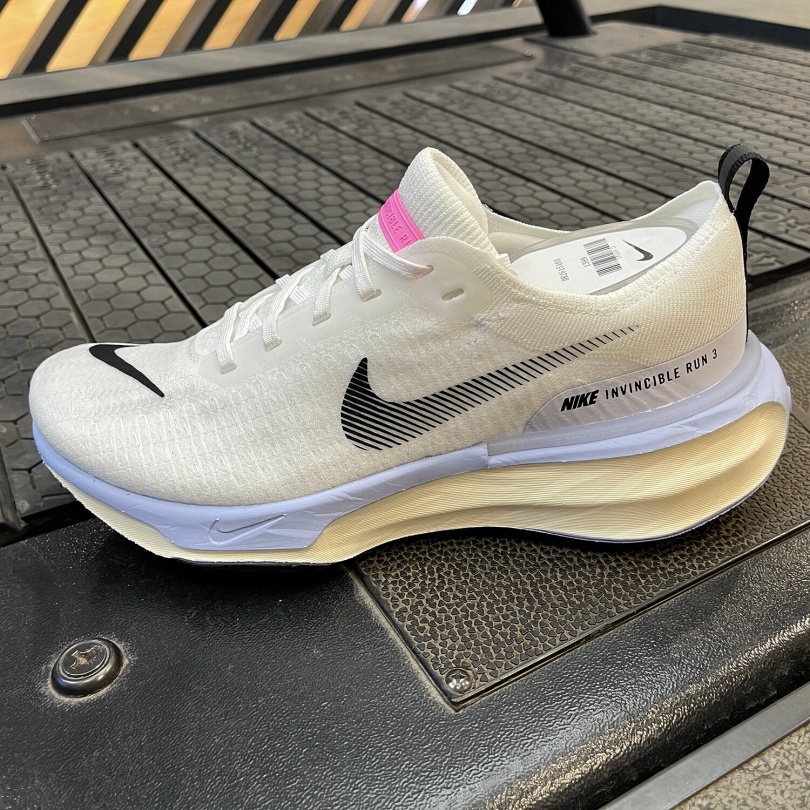 男鞋轻便透气缓震运动跑步鞋网面休闲白色训练回弹