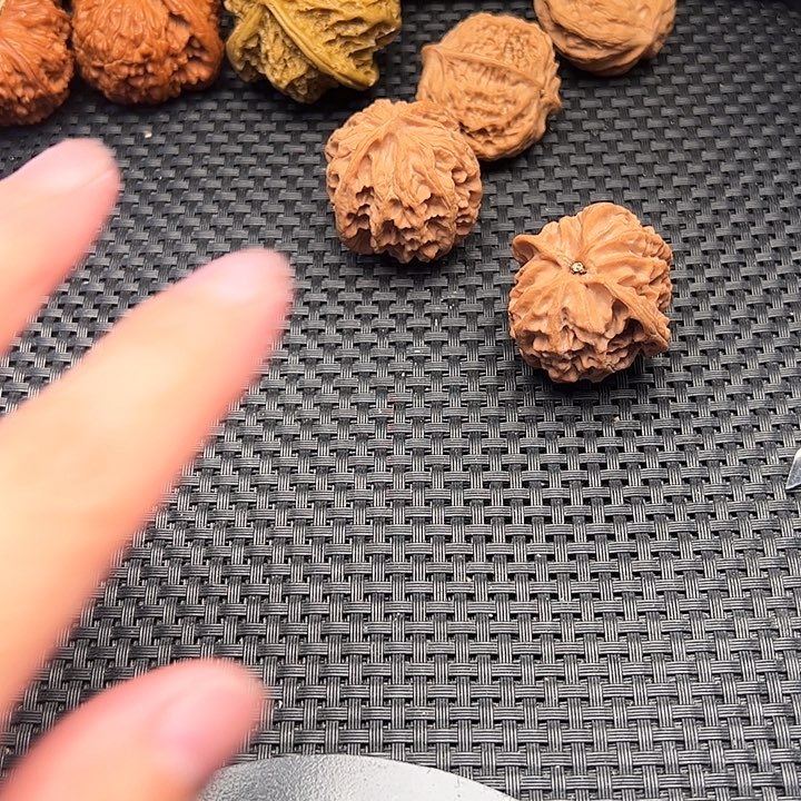 棉***官把件文玩核桃大孤石