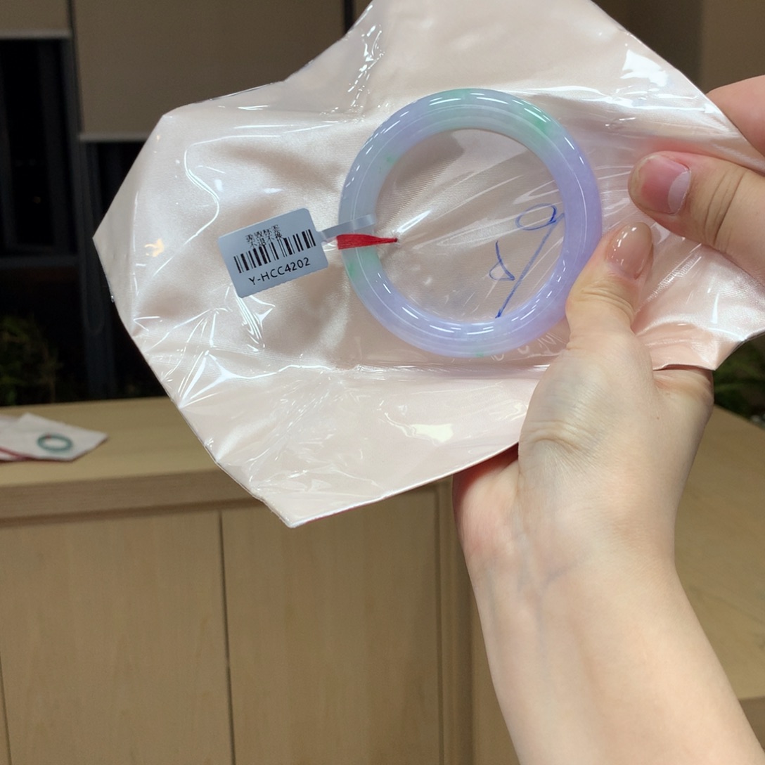 翡翠手镯未镶嵌不退不换