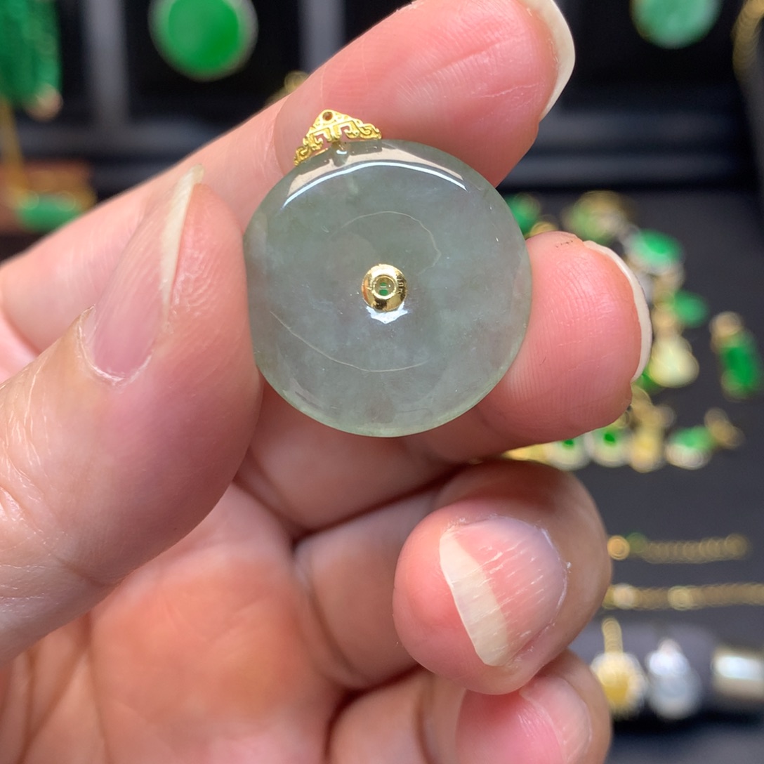 翡翠18K金镶嵌颈饰有纹