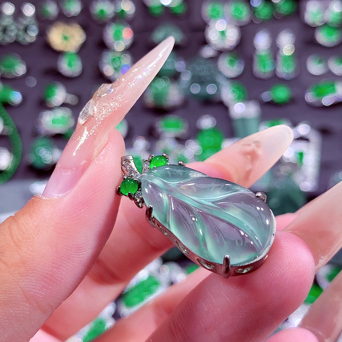 翡翠未镶嵌颈饰挂件