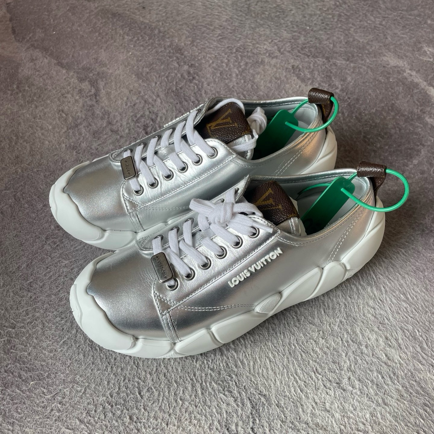 未使用 LouisVuitton/路易威登 bubble羊皮银色休闲鞋/37码/原盒