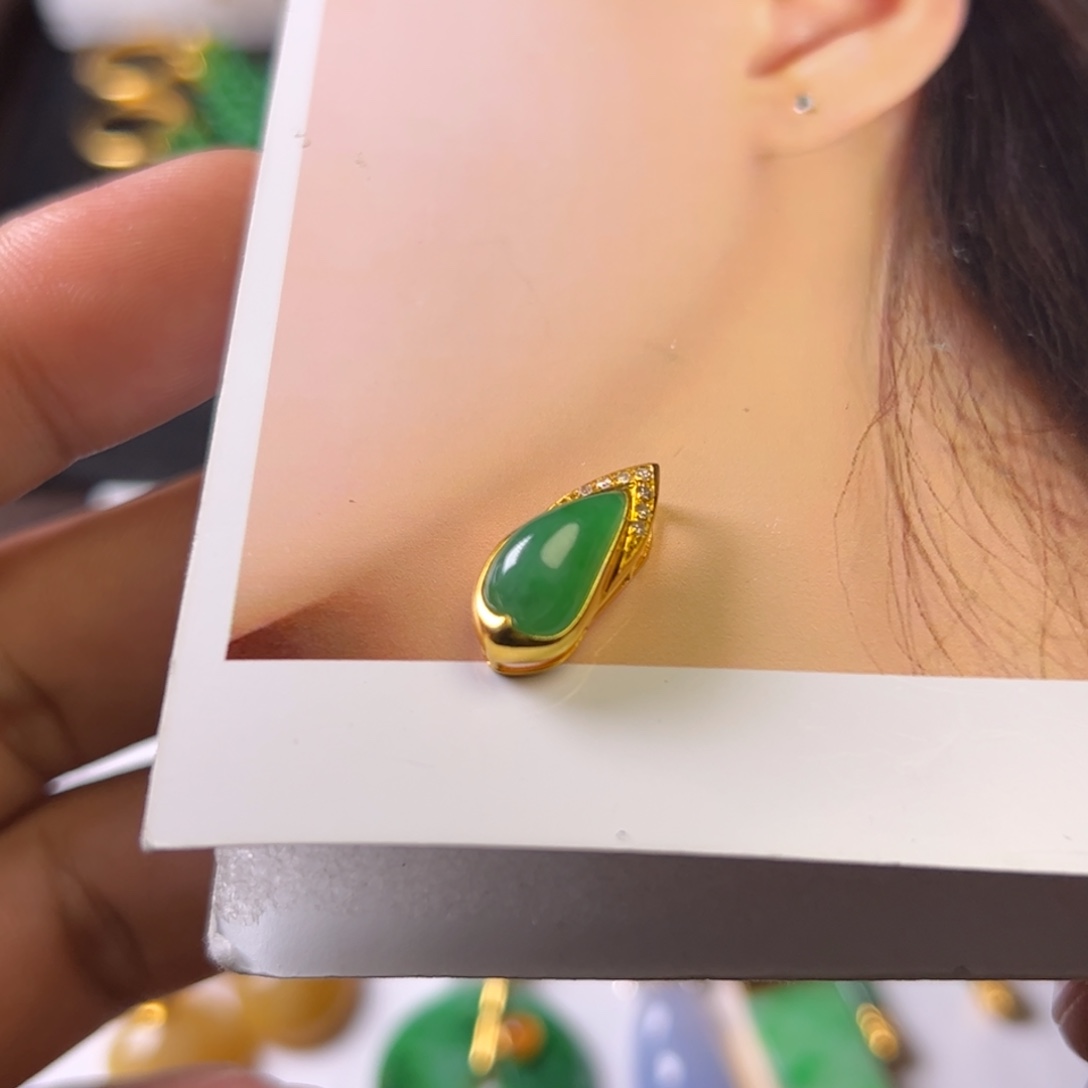 翡翠颈饰18K金镶嵌卡***a水滴吊坠