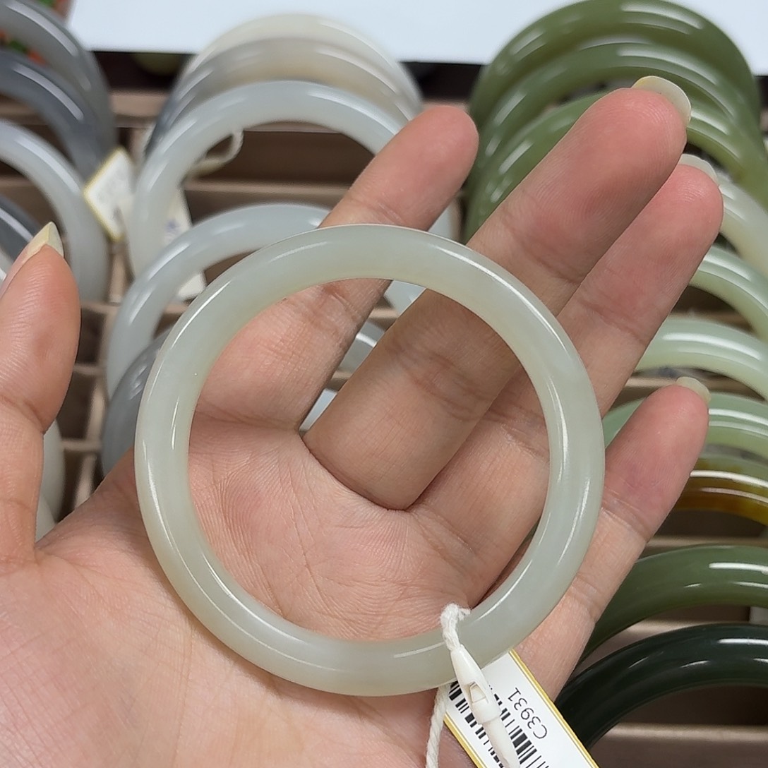 和田玉手镯未镶嵌羊****步