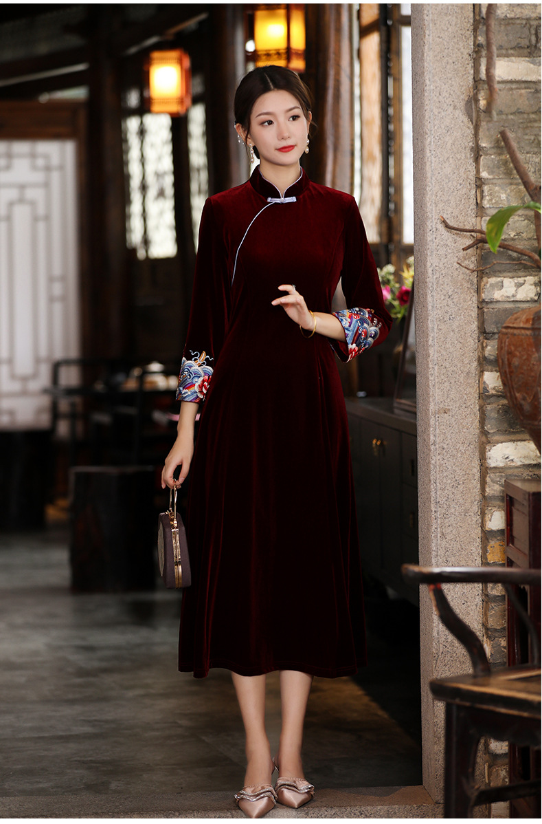 墨娇颜6950复古立领盘扣刺绣修身丝绒时尚长裙