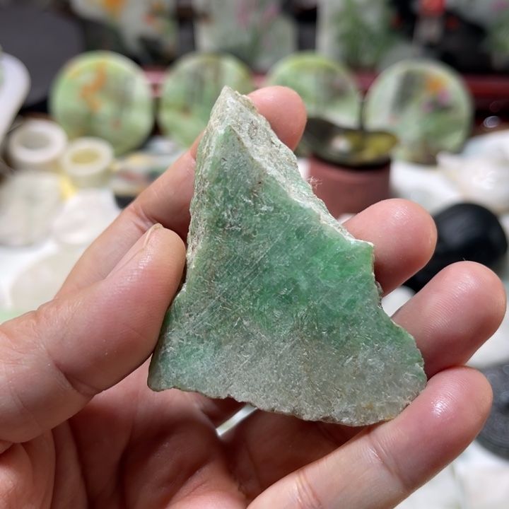 易***冷翡翠未镶嵌颈饰原石