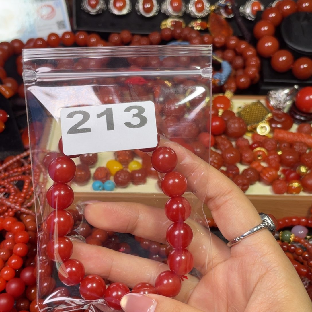 南红玛瑙颈饰未镶嵌陨****坑