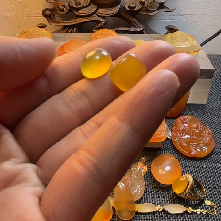 石英质玉颈饰未镶嵌不****去