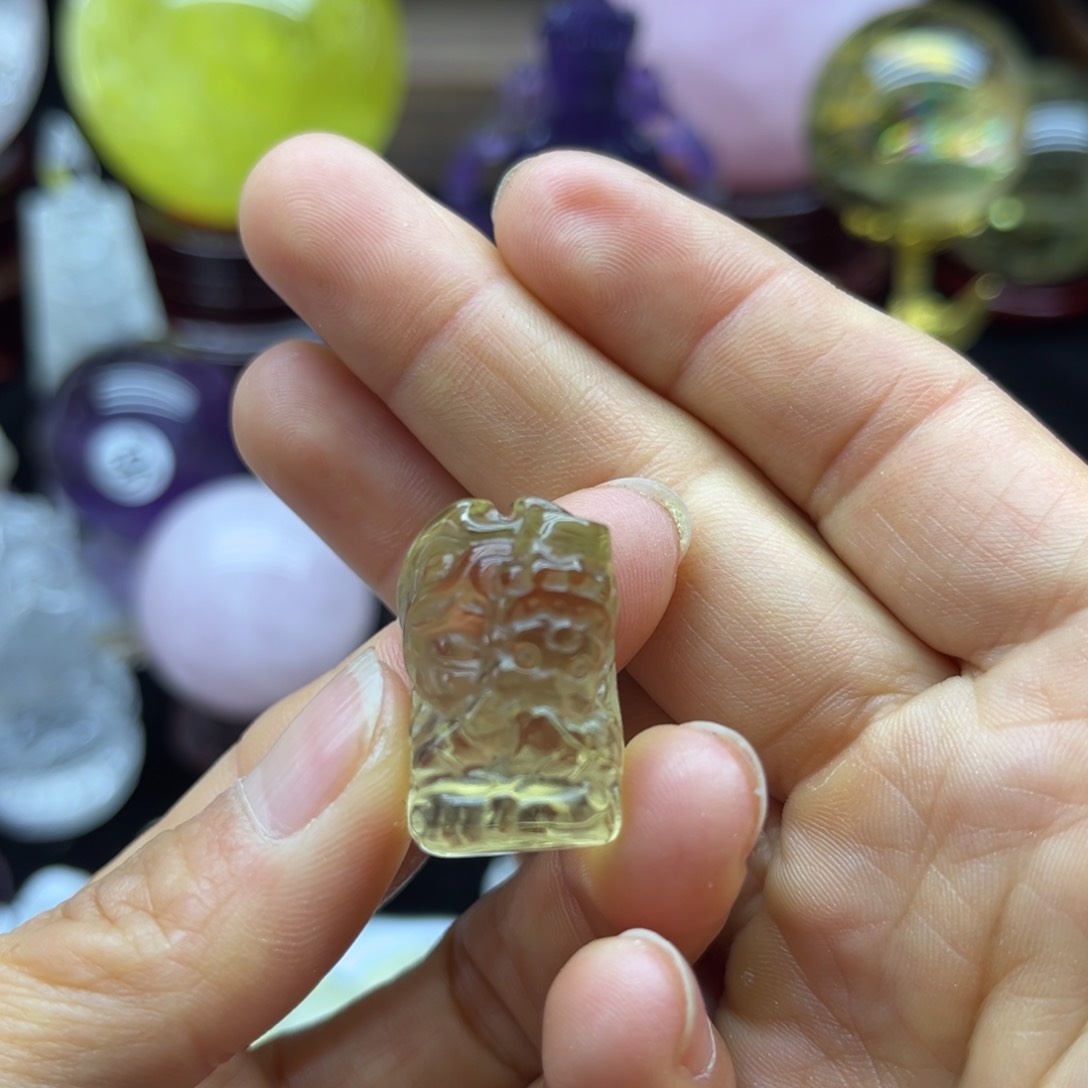 水晶水晶摆件未镶嵌白***。