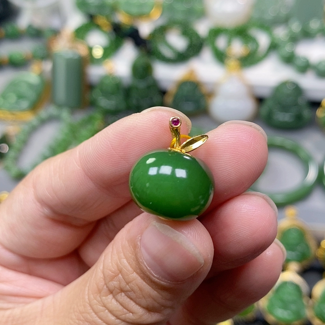 猴教授珠宝纯天然18k金俄料和田碧玉辣绿小苹果吊坠女士锁骨吊坠