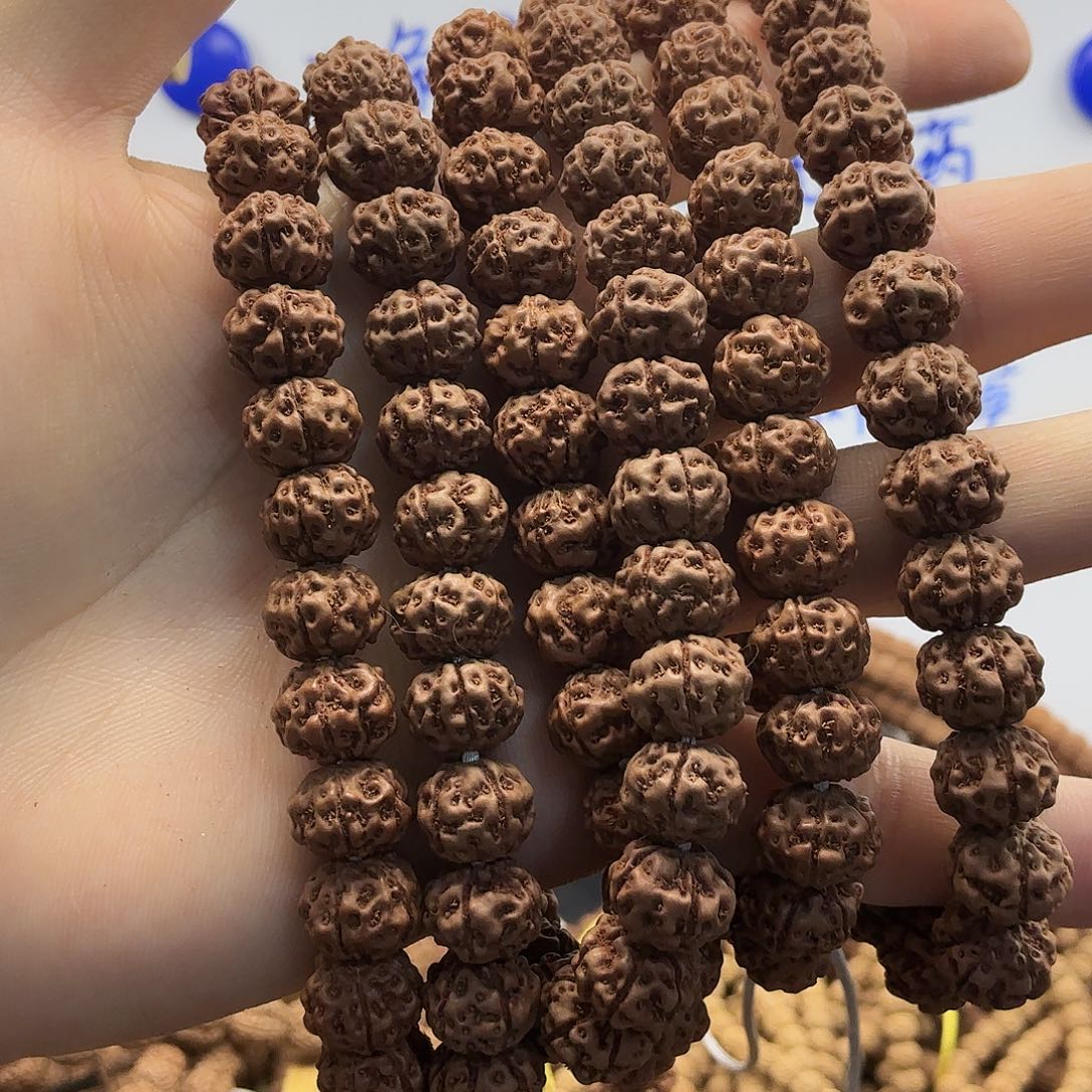 金刚菩提吊坠树魔，一条保手持