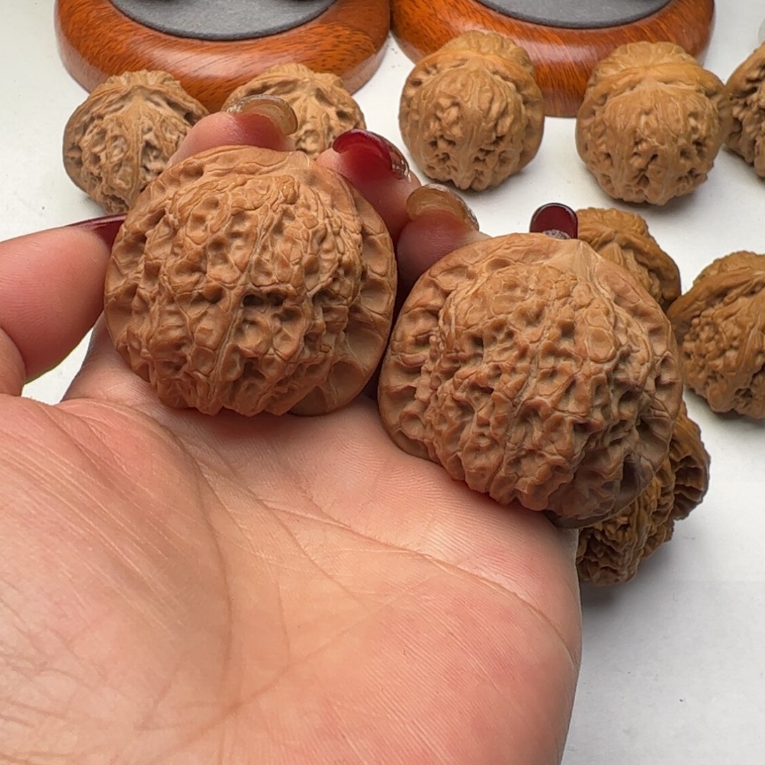 文玩核桃吊坠芳芳血麒麟40全品