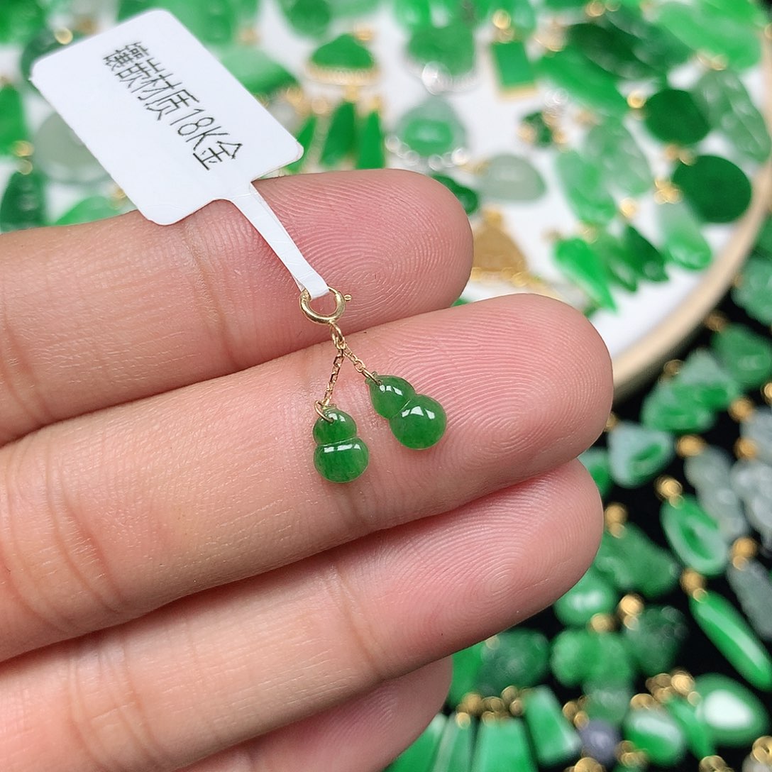 翡翠配石18K金扣 小巧精美满绿小葫芦一对