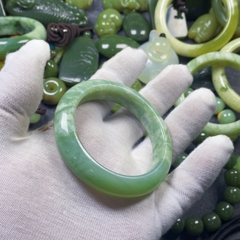 未镶嵌蛇纹石玉手链小**?