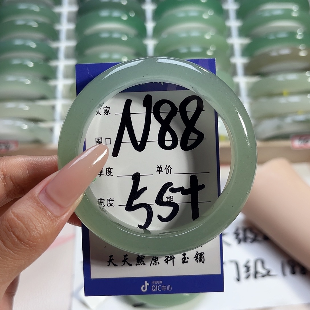 琴****未镶嵌手镯石英质玉