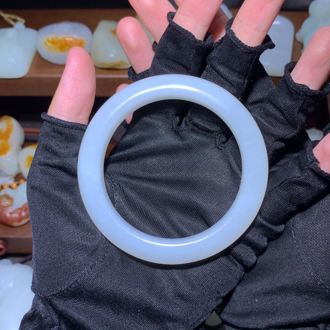 小***弟未镶嵌手镯和田玉