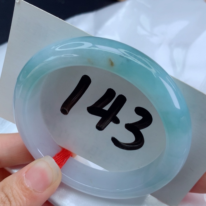 翡翠手镯未镶嵌天空蓝半山水