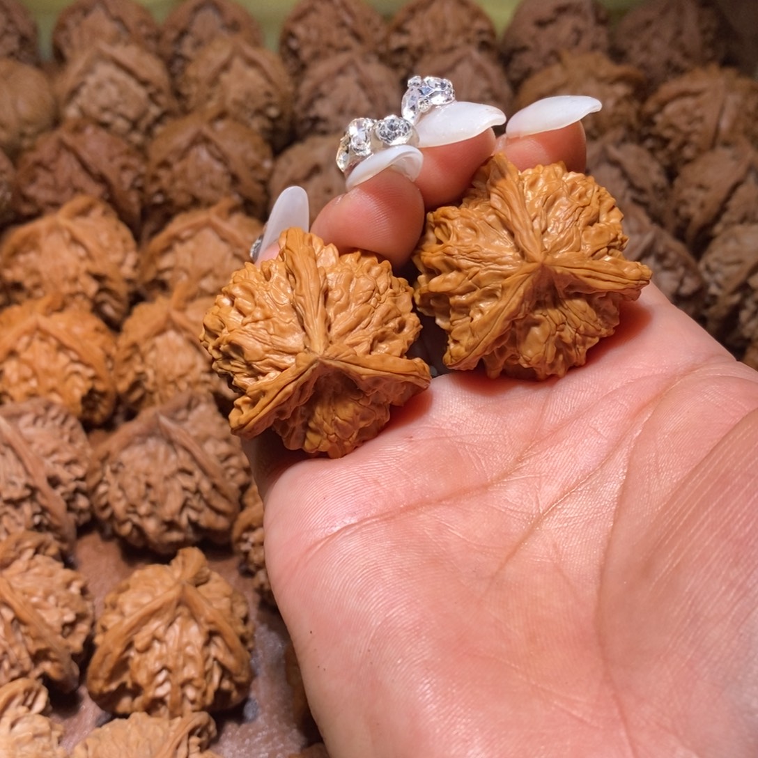 暹***轮盘山文玩核桃手把件