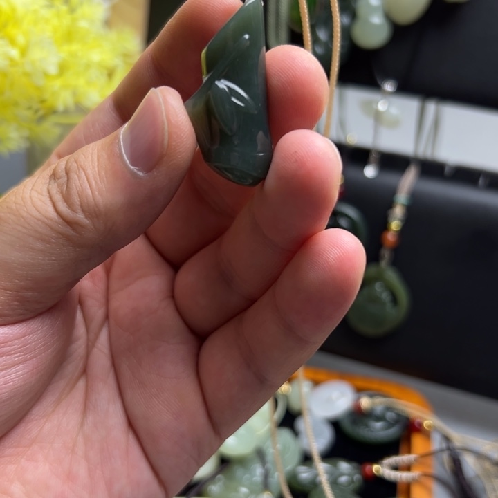 小***.颈饰未镶嵌和田玉