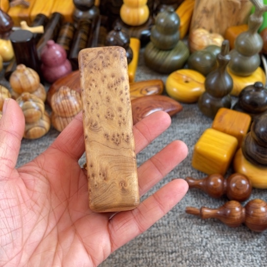 大叶紫檀（黑酸枝木类）