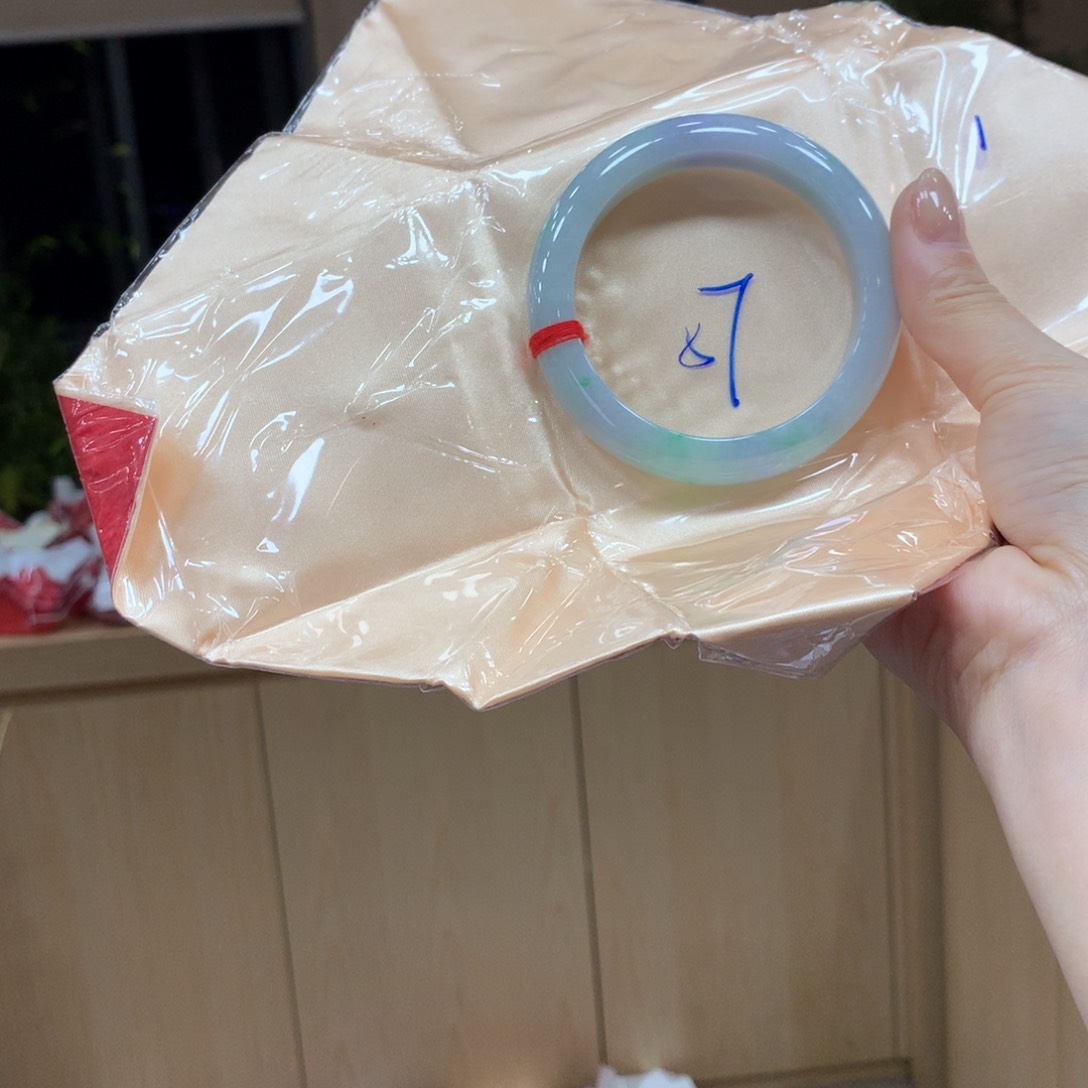 翡翠手镯未镶嵌不退不换