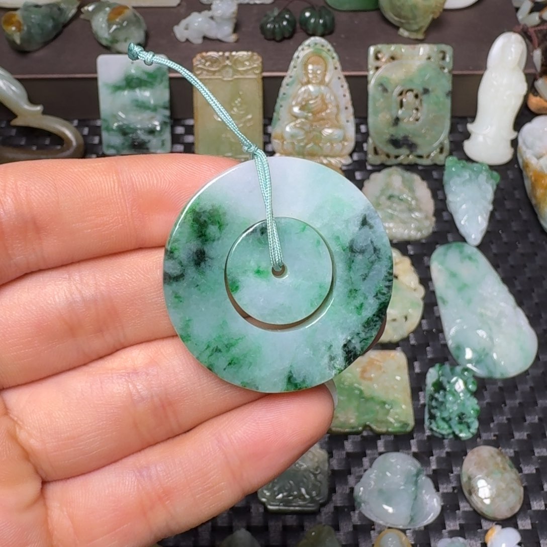 翡翠颈饰未镶嵌翡翠颈饰未镶嵌..