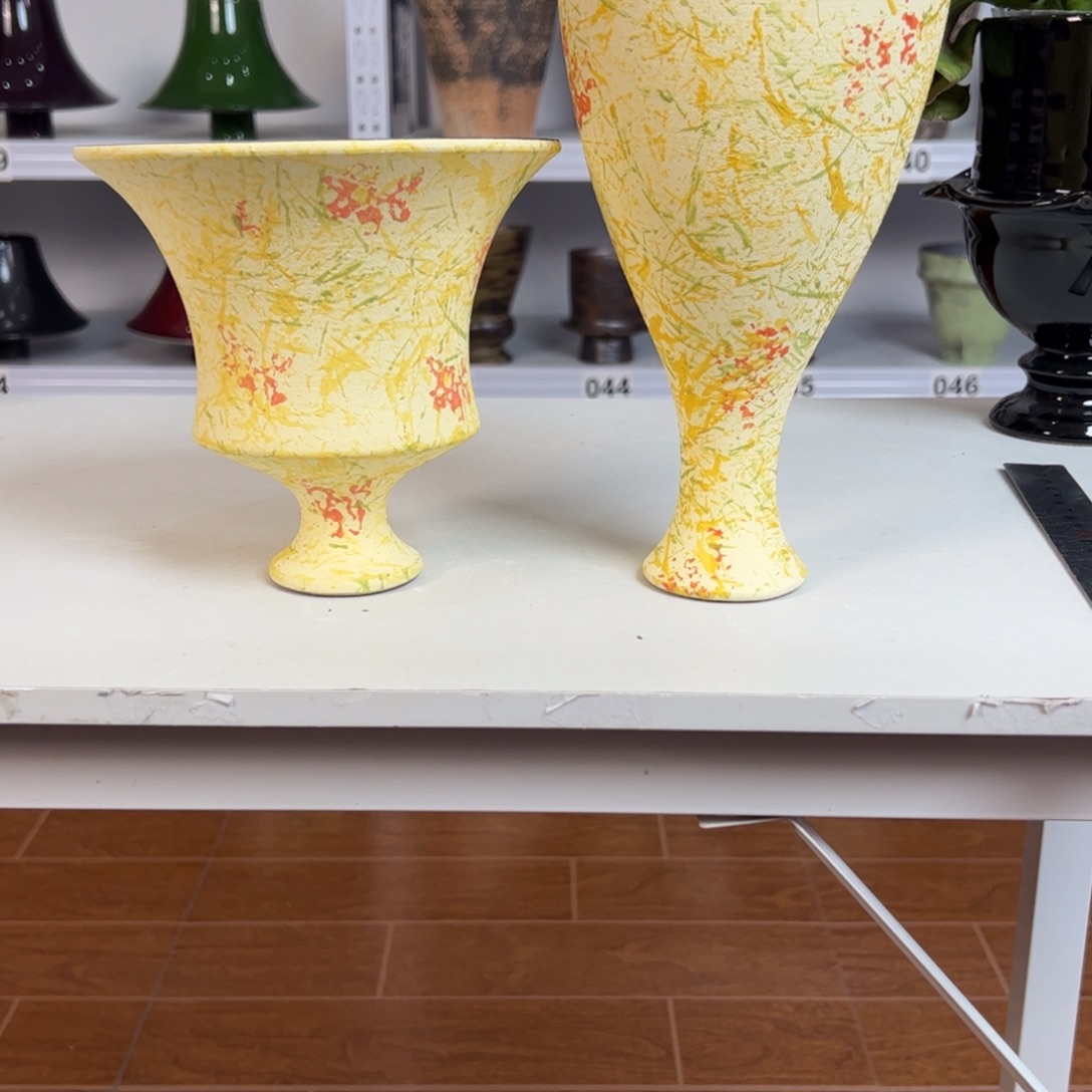 Y***）两个景德镇手工花盆2个