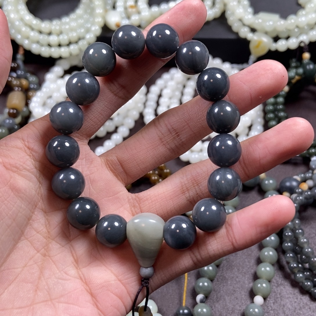 和田玉未镶嵌把件