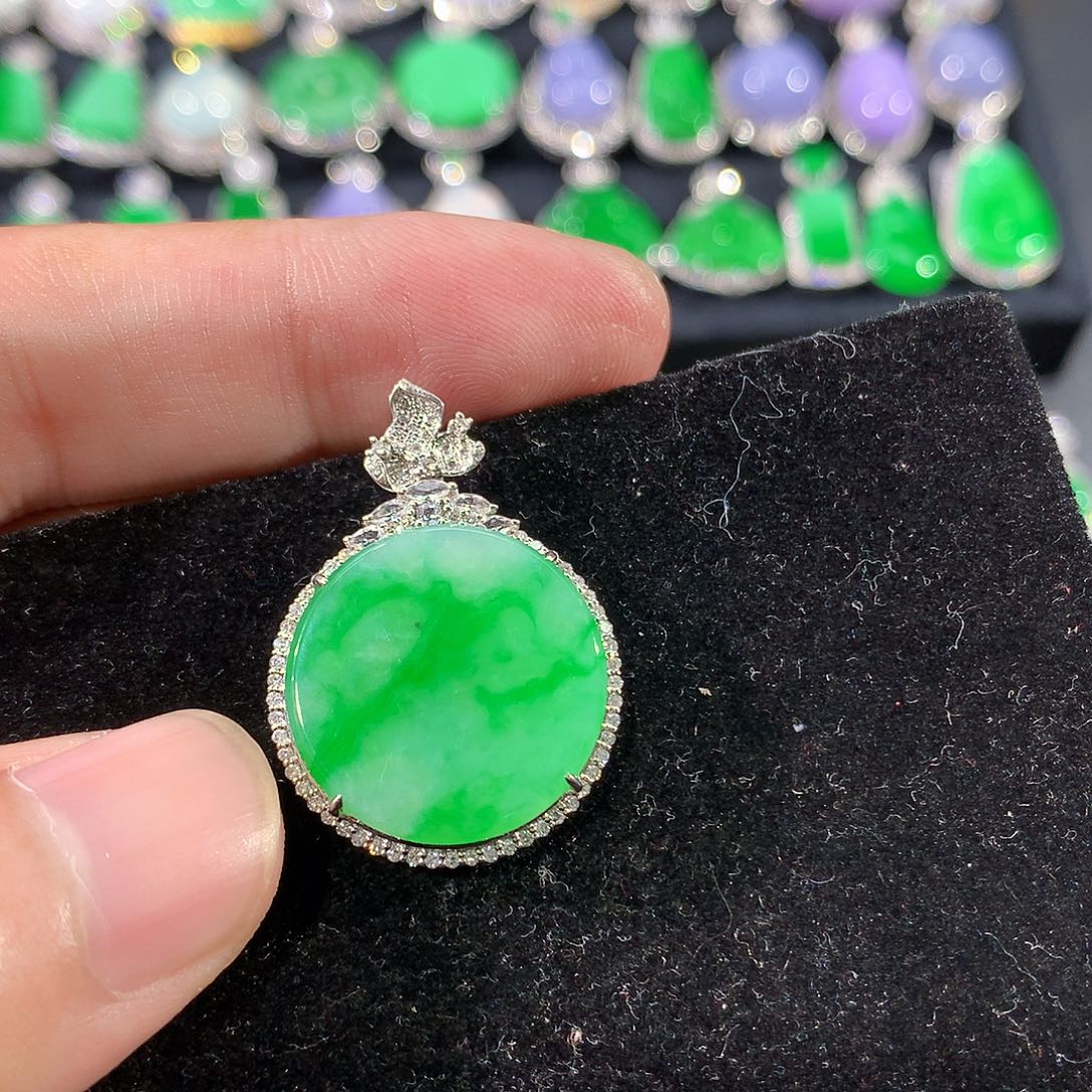 翡翠18K金镶嵌颈饰