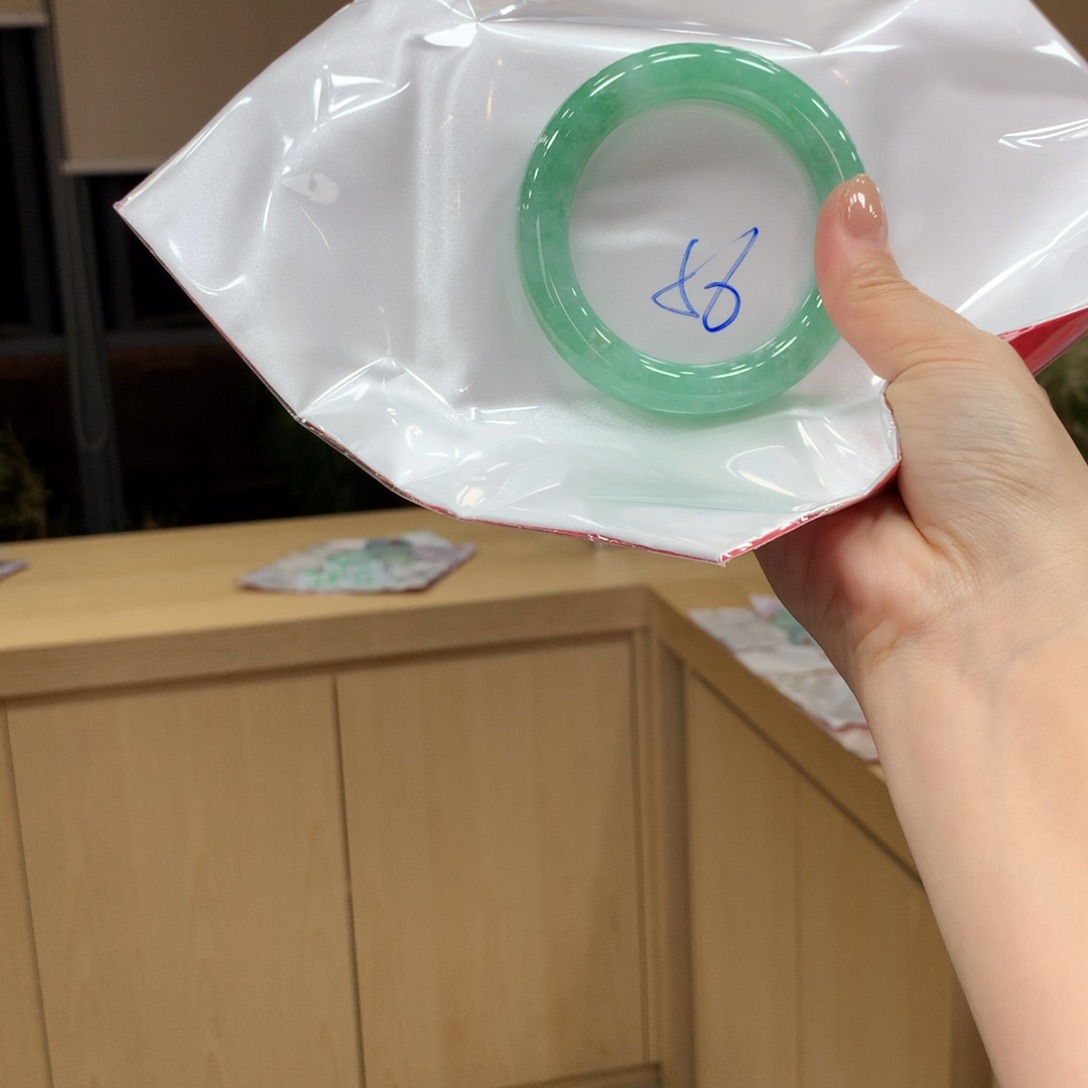 翡翠手镯未镶嵌不退不换