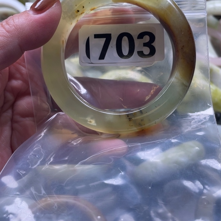 伊***莲蛇纹石玉未镶嵌手镯