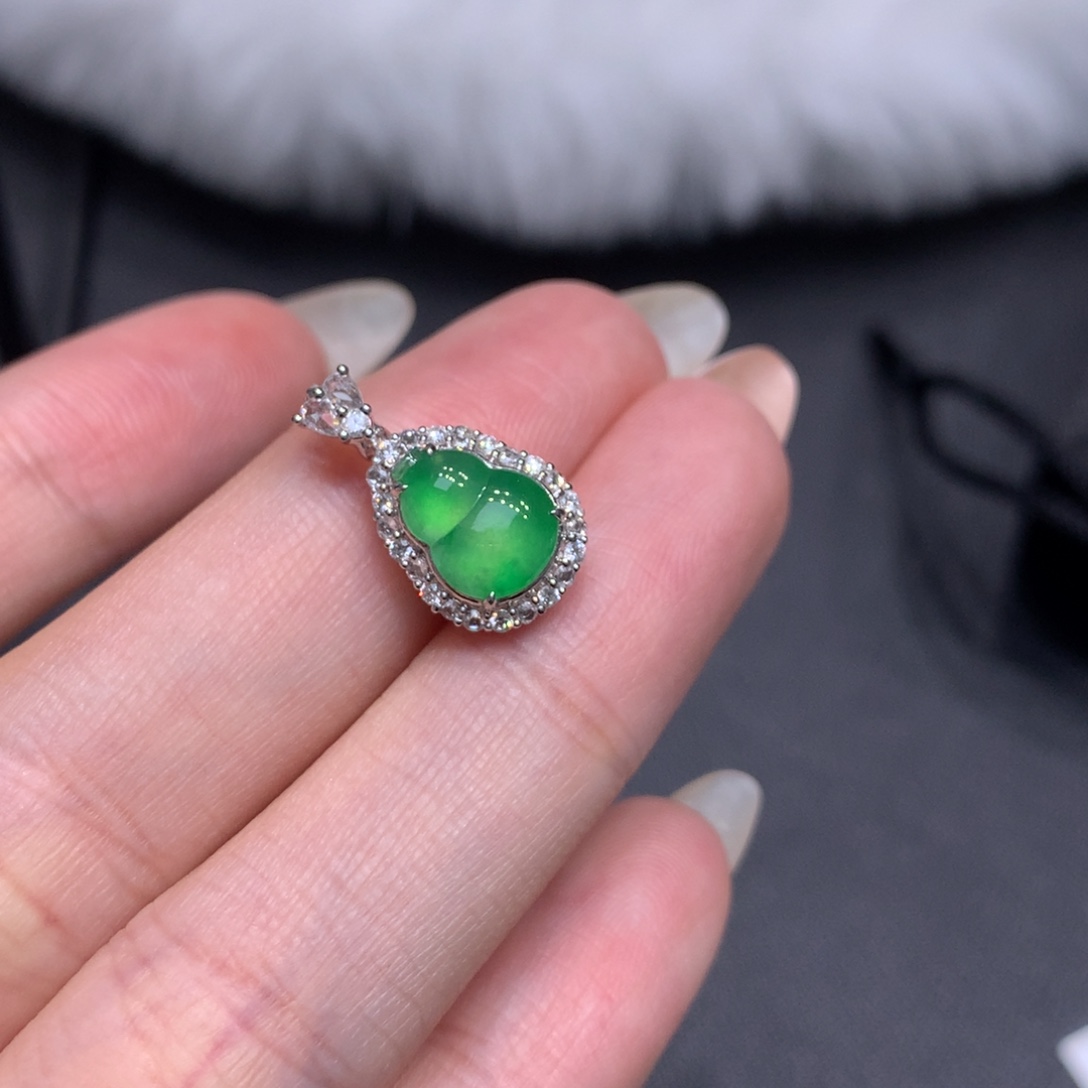 翡翠18K金镶嵌吊坠(赠链)荧光绿葫芦