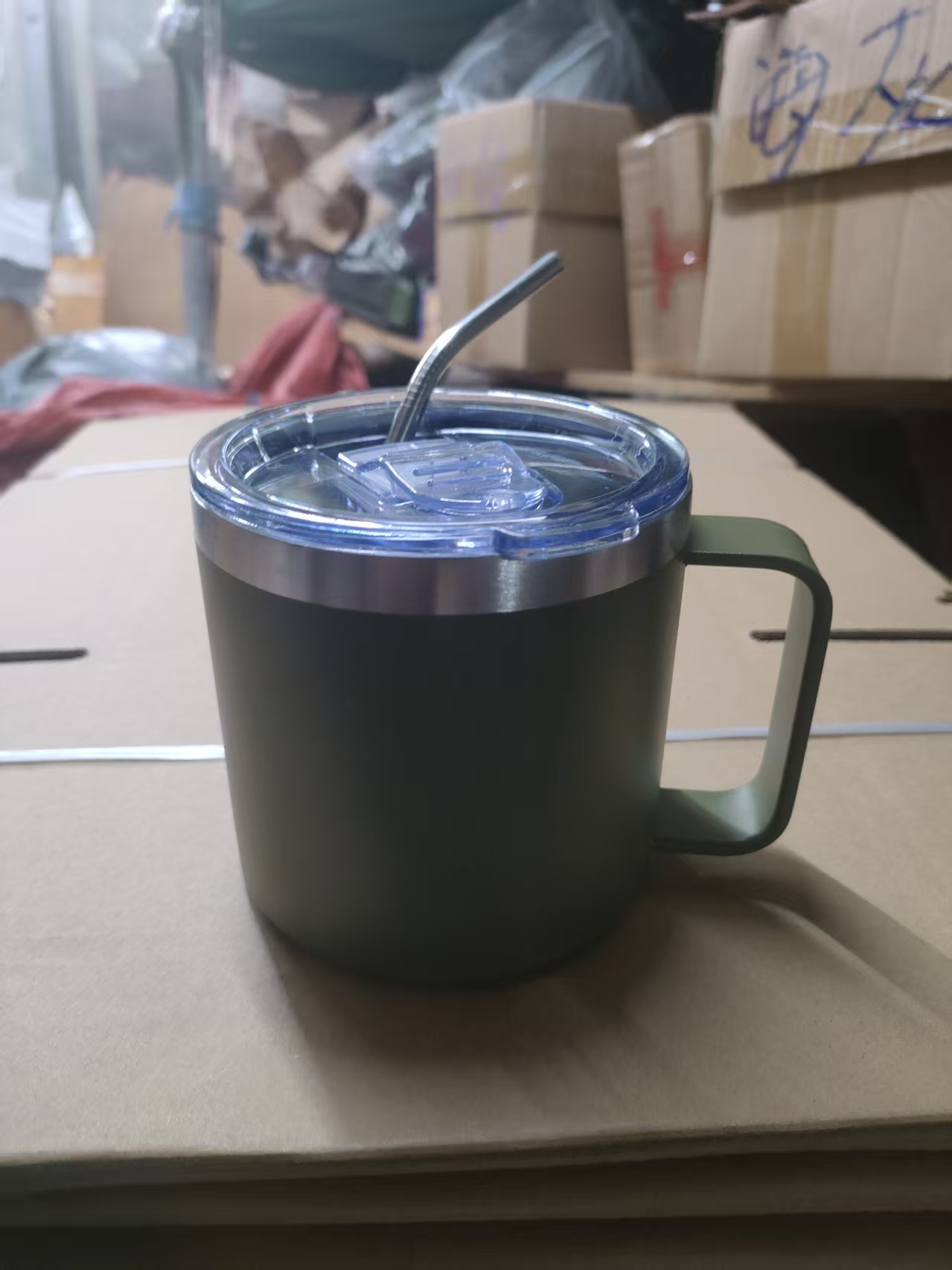 边*绿色带盖子带把手带不锈钢吸管保温杯 10*10cm 容量500ML