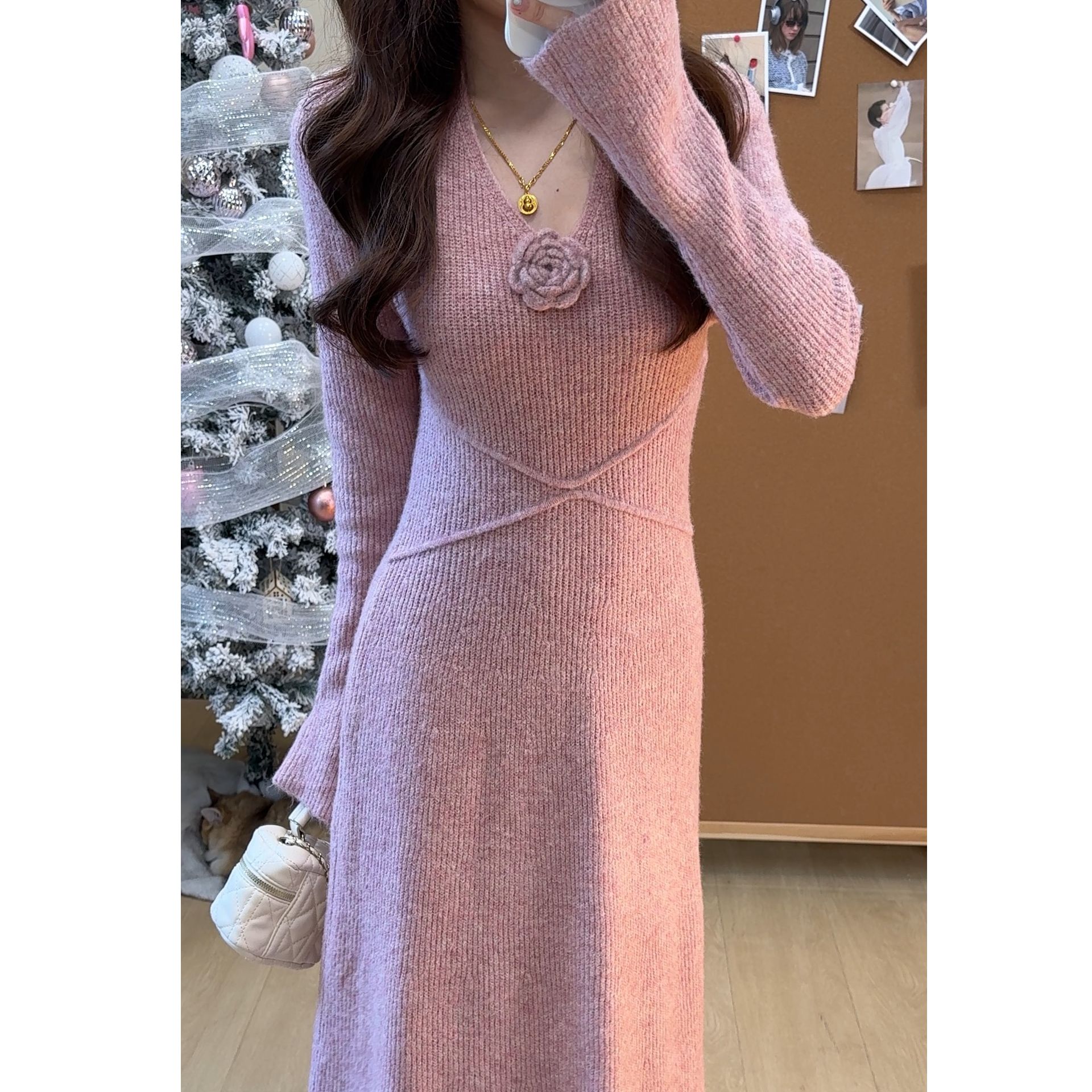 5425秋冬针织V领加厚显瘦高腰打底长袖A字版气质挂脖花朵连衣裙女