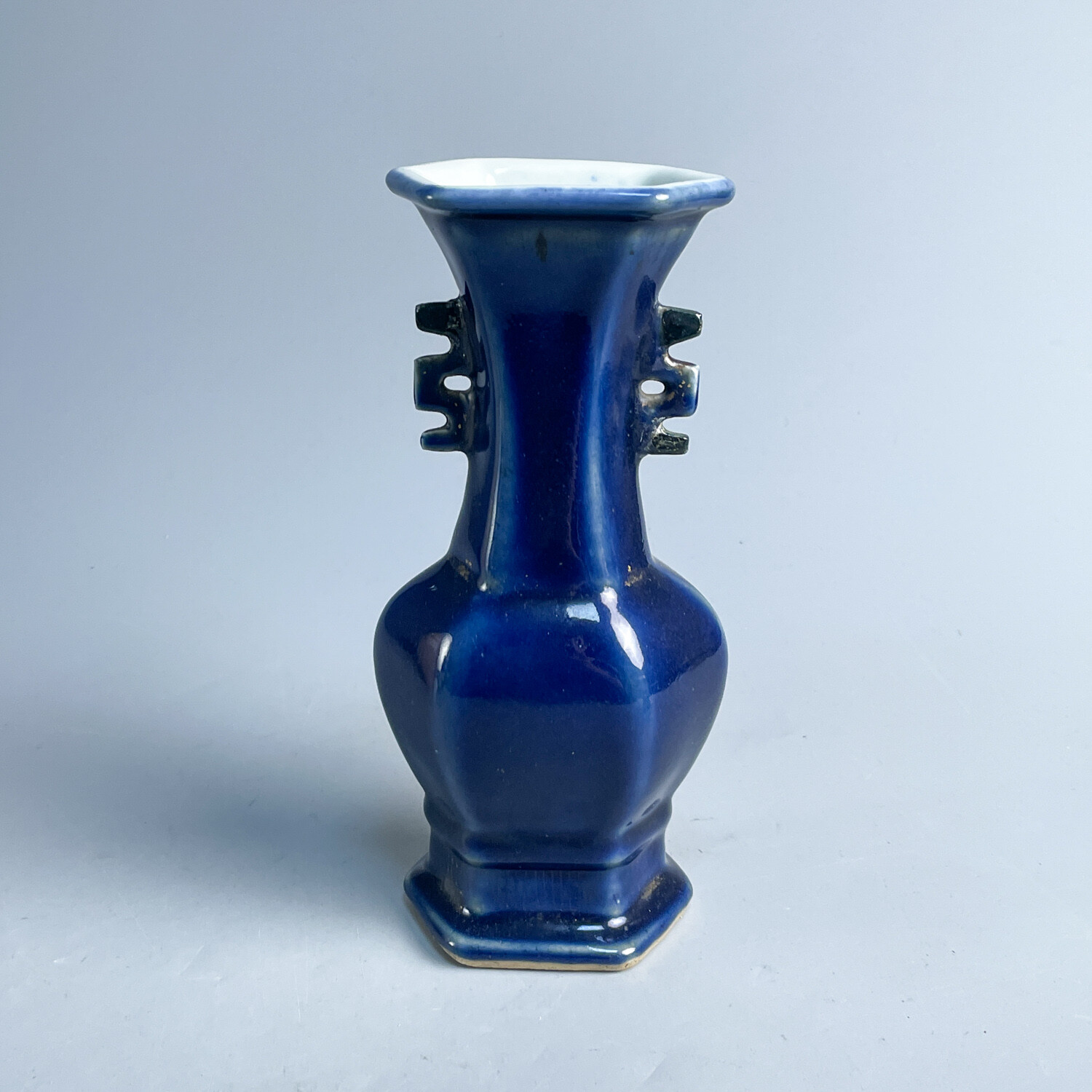 M25JJ000A98 - 清乾隆蓝地描金双耳瓶