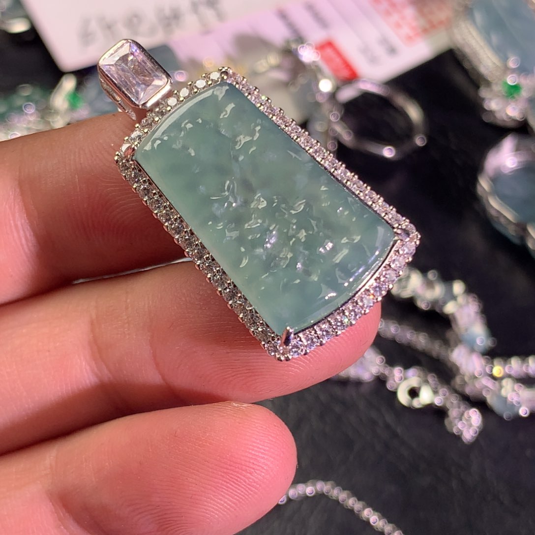 翡翠未镶嵌颈饰山水