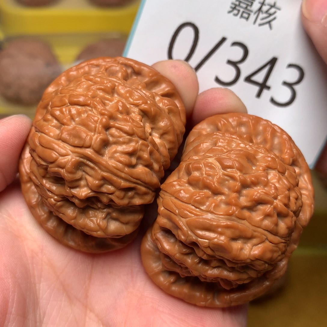 文玩核桃把件毕业红皮球白45