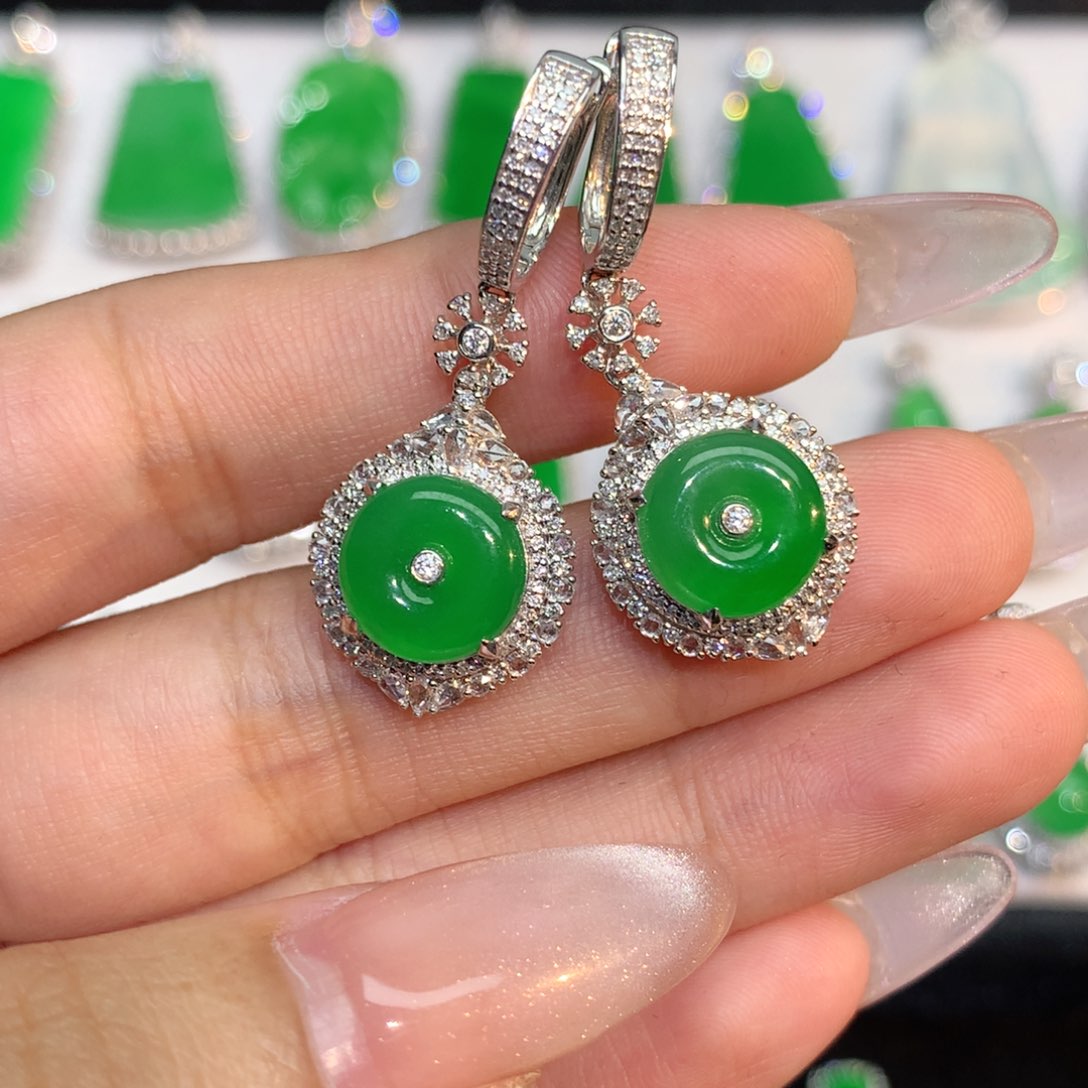 翡翠颈饰18K金镶嵌贝**?翡翠