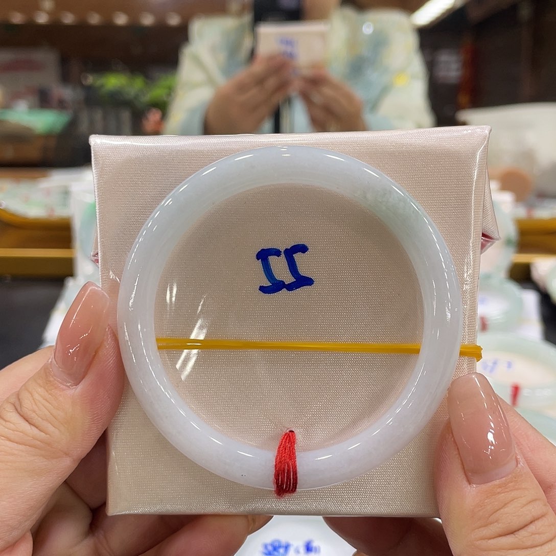 翡翠手镯未镶嵌翡翠