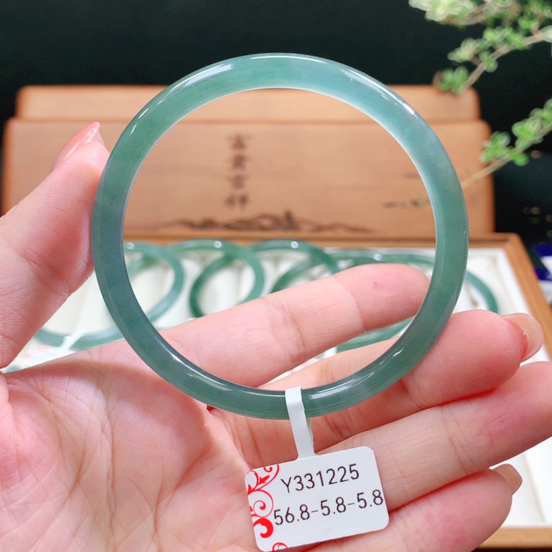 翡翠手镯未镶嵌天然