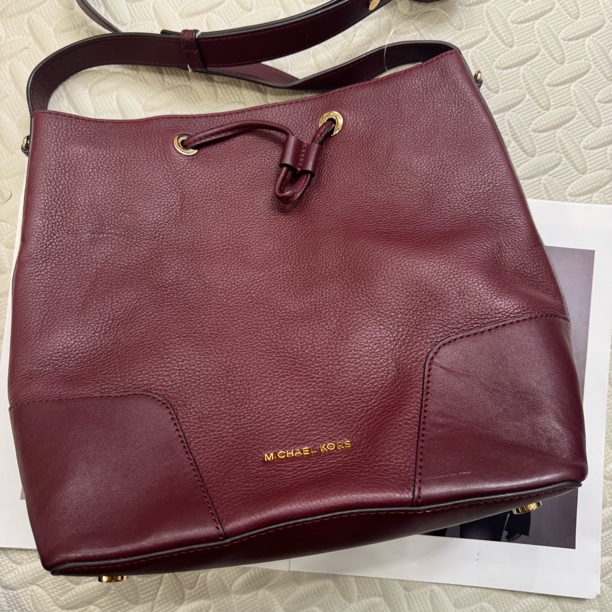 99新 MICHAEL KORS/迈克高仕 酒红色水桶单肩包