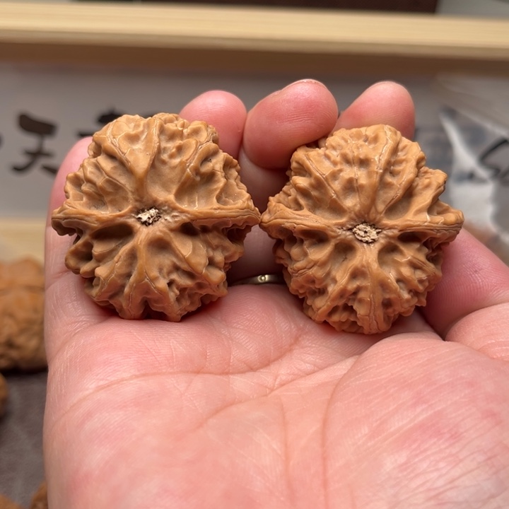 文玩核桃吊坠苹果园