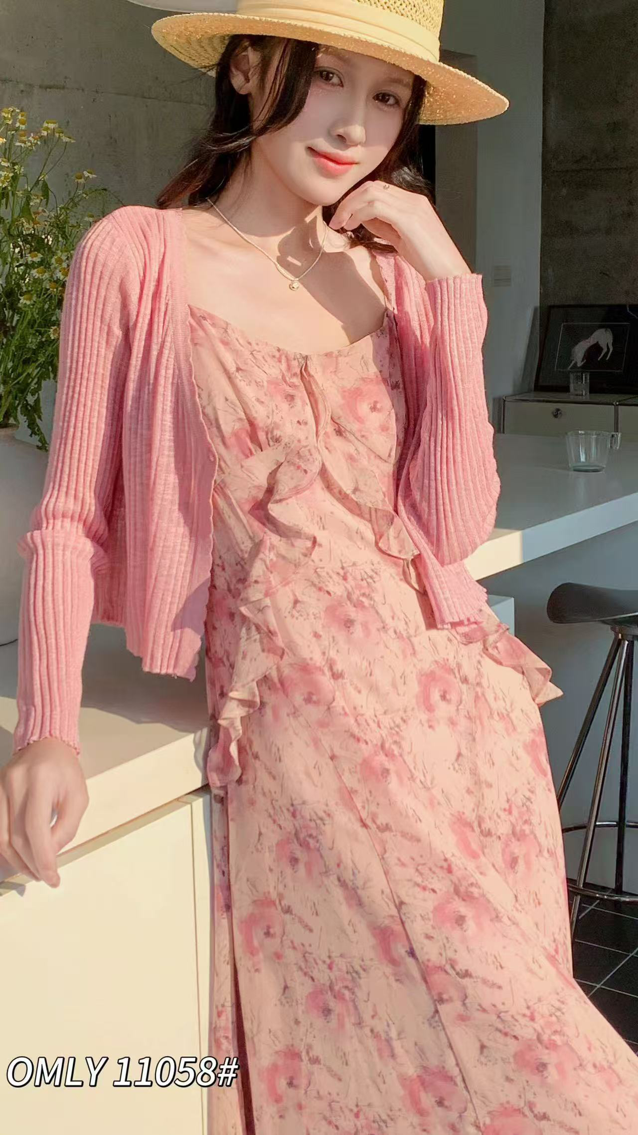 欧曼丽影2025夏新时尚洋气优雅设计感针织开衫碎花吊带修身连衣裙